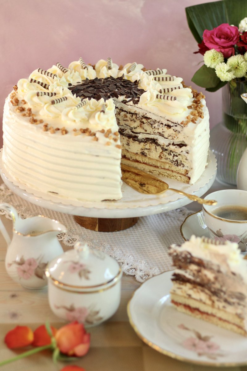 🤩 TRAUMHAFTE EISSPLITTER-TORTE 🤩 YUSHKAS GRILLAGE-TORTE SELBER BACKEN! R... youtu.be/OTN6w0RVuS4?si… via <a href="/YouTube/">YouTube</a>