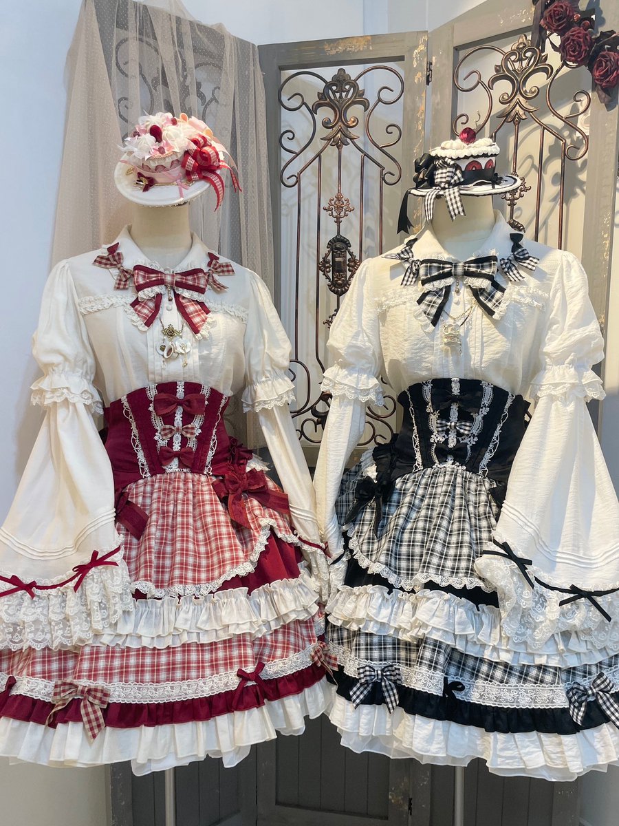 HoshibakoWorks1's tweet image. 🎂人気商品再入荷🎂
【ホイップクリーム・ホールケーキ】
・姫袖付きチェックリボンブラウス
・コルセット風ボリュームティアードスカート
ワイン/ブラックカラーが再入荷❤️🖤
タータンチェックにフリルたっぷり、あま〜い誘惑のおかわりはいかがですか?🫖
#星箱原宿店 でお待ちしております🎀