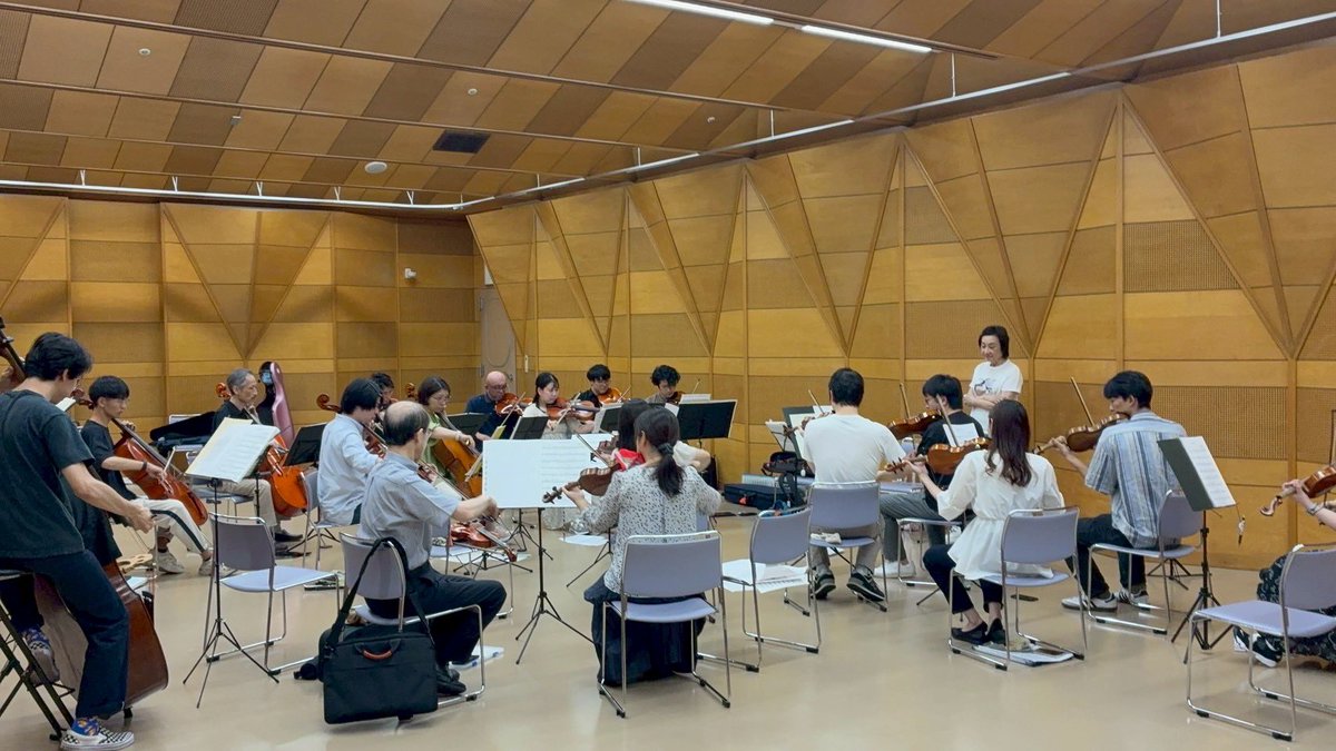 OrchestraAlba's tweet photo. 8月31日(日)の第4回演奏会に向け、澁谷由美子先生にレッスンしていただきました。
弦楽セレナードに比べて演奏機会は多くありませんが、チャイコフスキーの魅力が凝縮された「フィレンツェの思い出」。
本番まであと1ヶ月半、がんばります！ https://t.co/tz1cH6NJQr