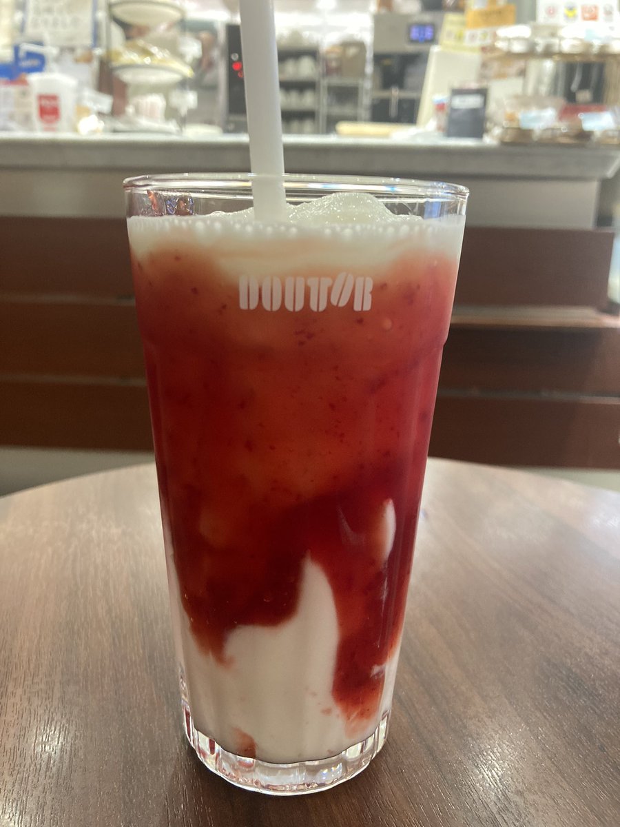 ドトールのヨーグルンとかいう飲み物、夏飲むと本当に美味しくて最高なんだよな。

これはブラッドオレンジ。