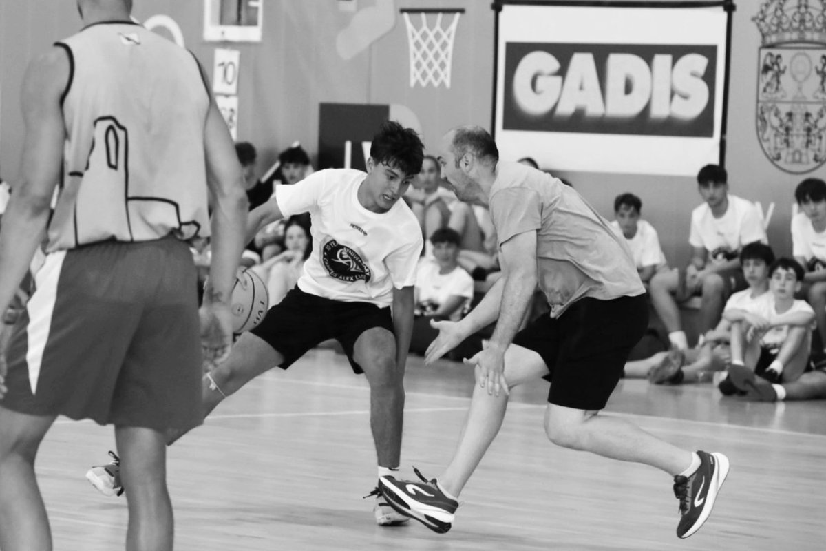 Ayer finalizamos los entrenamientos y vimos las ultimas competiciones del campus de este año! 

Además un partidazo muy esperado: Entrenadores vs Campistas 🏀🏀🏀

#10AñosCampusAlexLlorca #campusalexllorca #baloncesto #campus