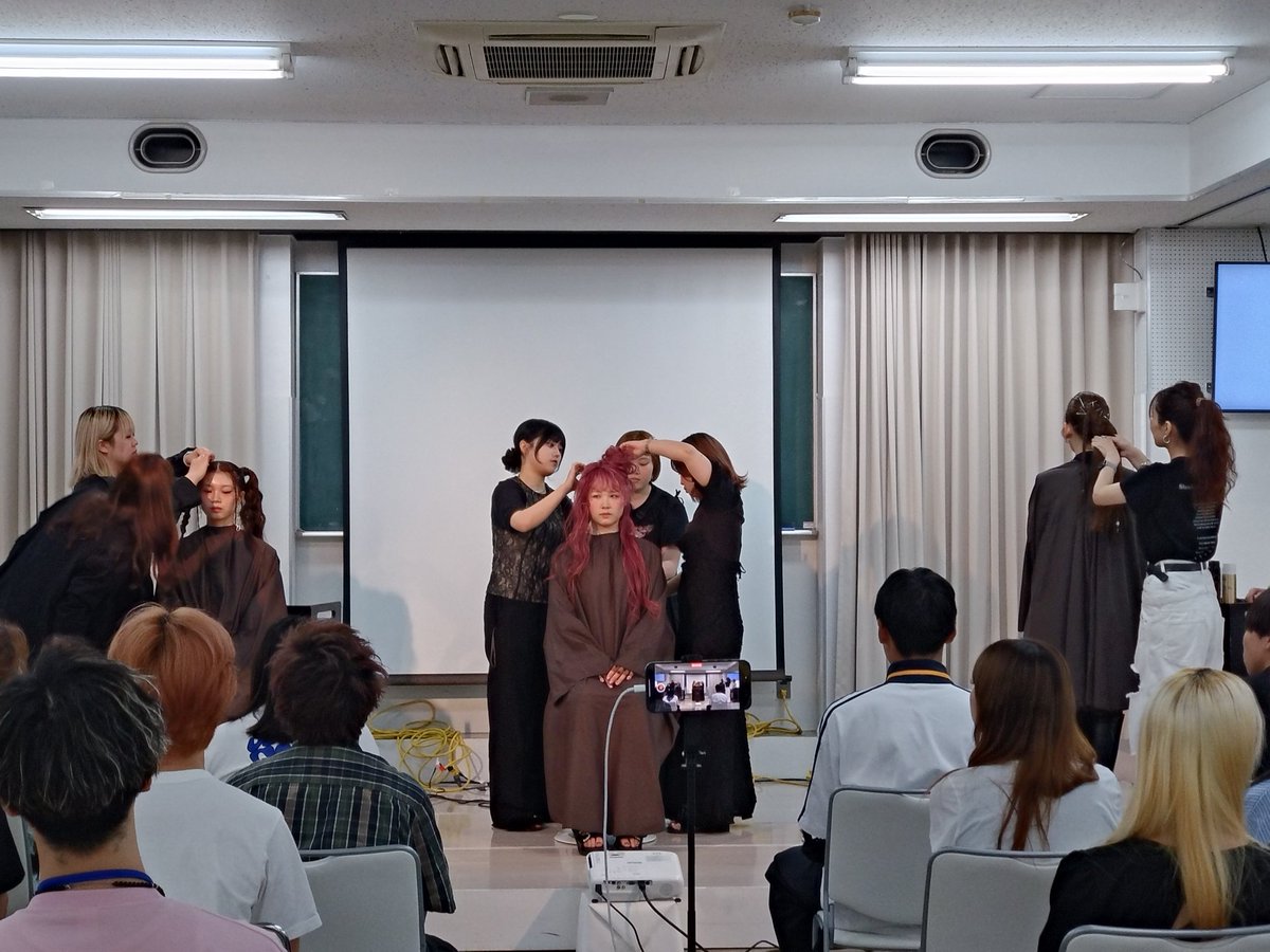 chuo_ribi's tweet photo. 本日、トータルビューティーサロンukaのスペシャルセミナーが開催されました！在校生がモデルになり、本校卒業生もステージで作品を披露しました。
#中央理美容専門学校   #CHUORIBI　#CHUO #理容　#美容 #理容学校　 
#美容学校　#ダブルライセンス　#uka https://t.co/R40WyK6EFU
