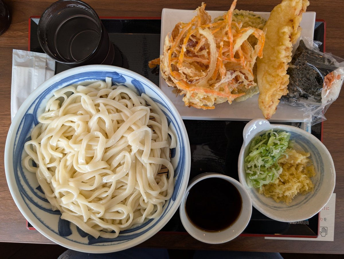 Televiken3rdGen's tweet image. #自家製麺駒さんちのうどん
7/4㈮昼
もりうどん冷大
野菜かき揚げ
かぼちゃ天
かしわ天
鮭おにぎり
所用にてpm有休✨お昼は地元町内にある製麺所が営むうどん屋さんへ🚗³₃
美味いっス😋
近場でうどん食べるなら🈁!!
でも…あの店にもう一度だけ
行くつもり笑