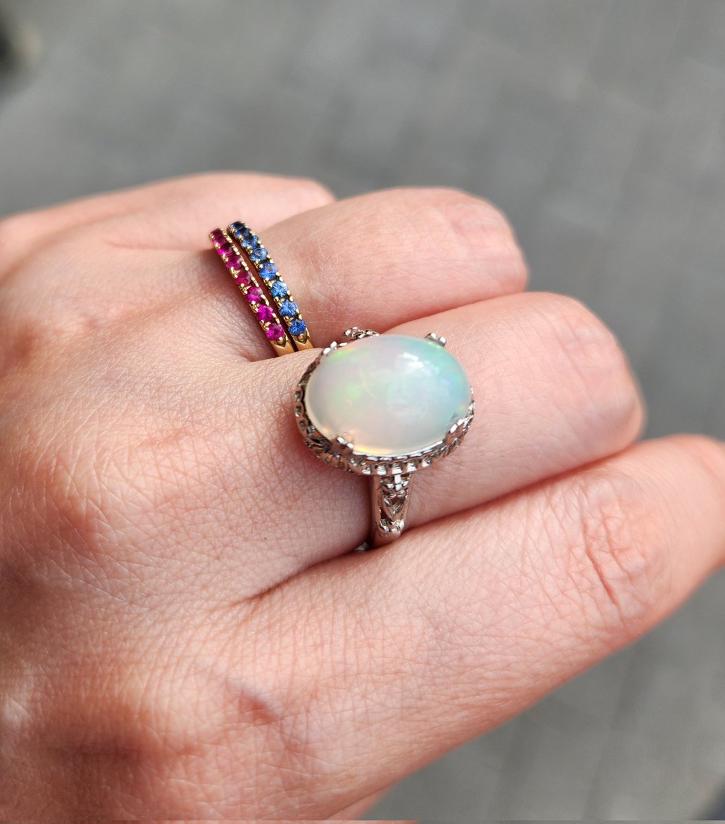 なぜかブータンでオパールのアクセたくさん売ってたのでオパール