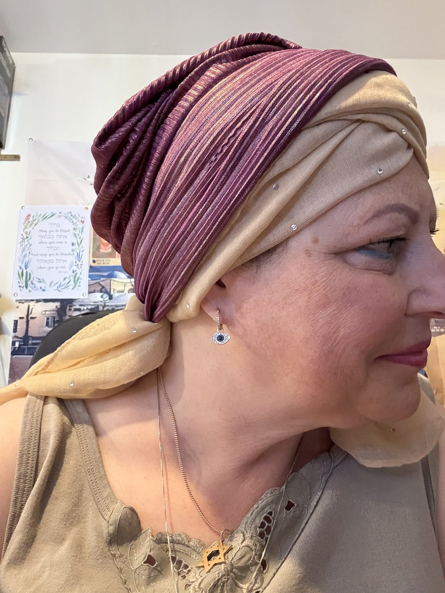 Another day , another wrap …..
I wish I had not condemned one of the most wonderful revert make up artists and Hijab wearing Lady in Salisbury, we could have swapped tips ….
Then again…….🫣🫣😁😁#amyisraelchai #jewishandproud #BRCA1 #hairysoapgrifter 😜😜😜