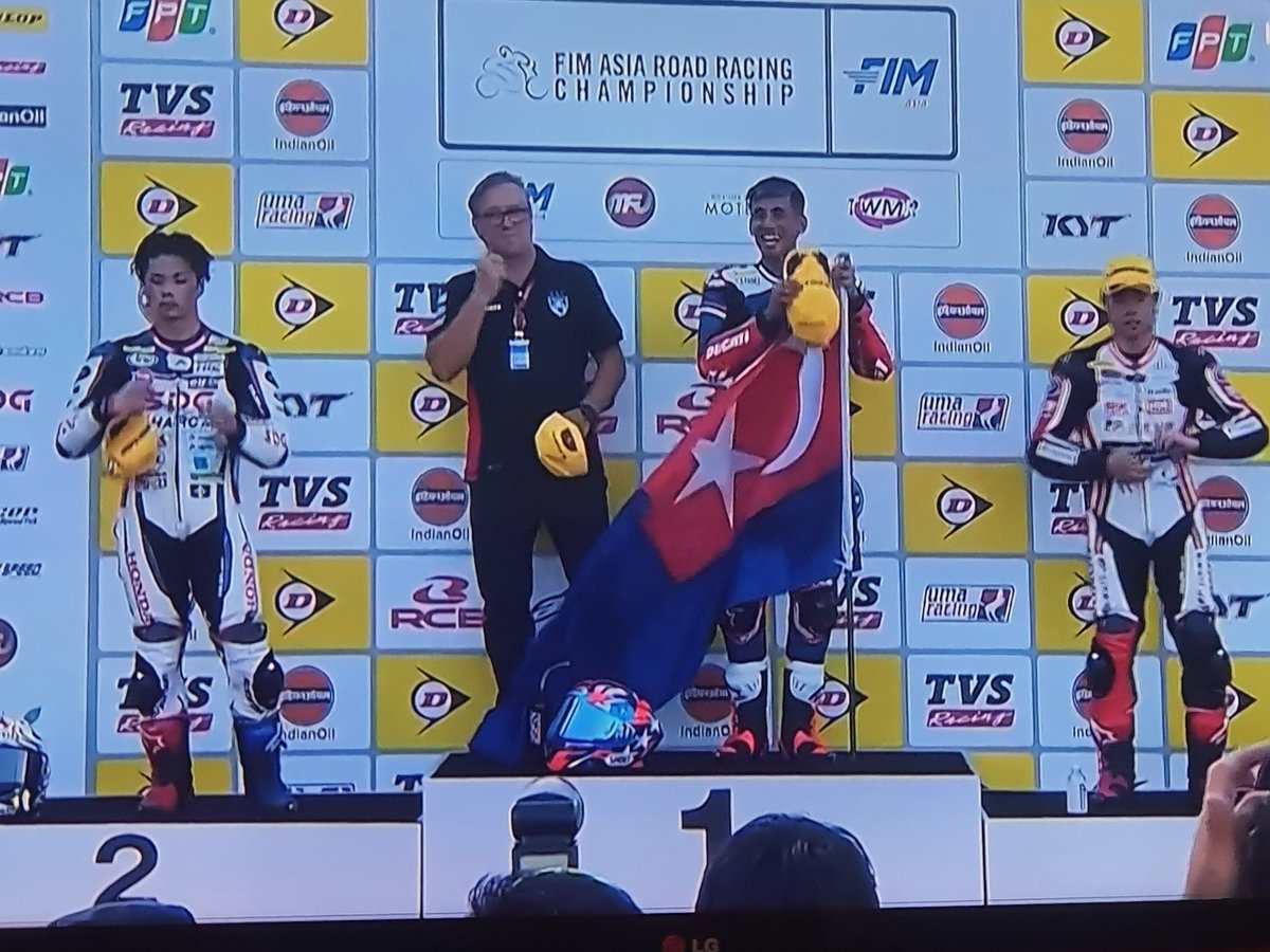Top0i's tweet photo. 🙏 Daulat Tuanku @HRHJohorII 
Congratulations @hafizhshahrin 👏

Bendera Johor dikibar, lagu Kebangsaan Ngra Malaysia diputarkan. 

Selamat Maju Jaya @jdtracingteam https://t.co/CDpeVdkatS