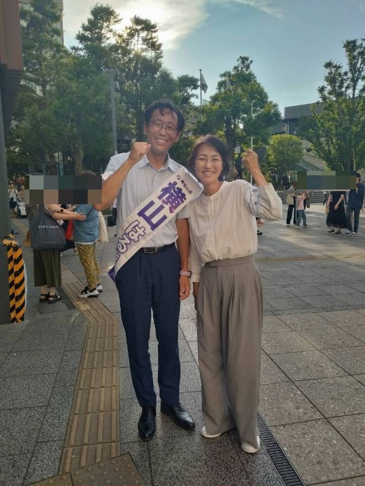 hamano40's tweet photo. 押上で岩見さんも合流！！そして浜野は残念ながらここでタイムアッ��…。「腕章あります？」と余りにも自然に声をかけてふらっと現れたこうぐちさん、先乗りで場所取りから演説中の絡まれ対応までスマートに裏方の全てをこなされていた坪田さん。みんなが主体的に生き生き動いている。やりたくてやっている。こういう組織は強い。

本当に本当に、今度こそ送り込みたい。日本再生の第一歩。

#横山はるき #再生の道 #参院選全国比例