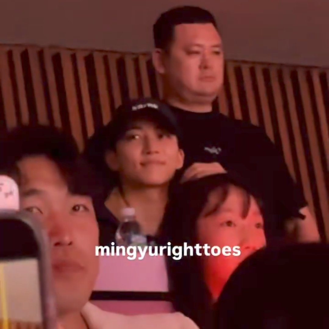 couphanfiles's tweet photo. coups and jeonghan attended howoo’s warning fan concert today 🥹 https://t.co/F6tAyRfSL5