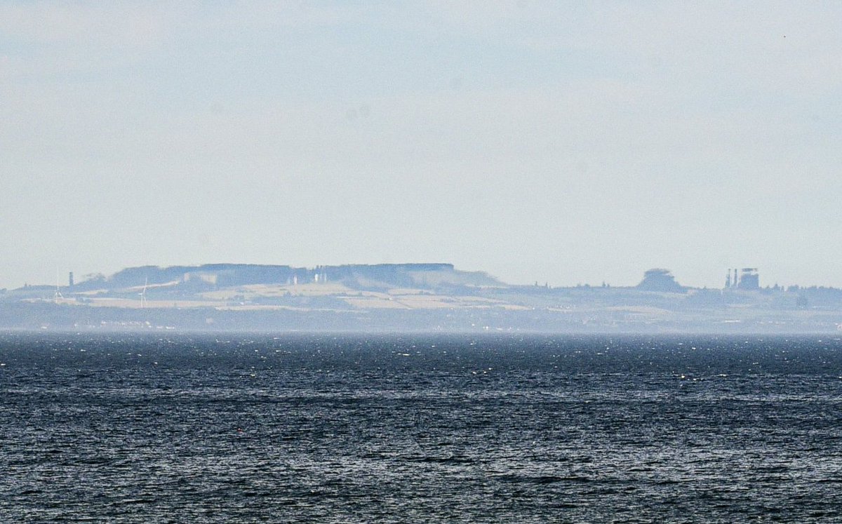 jm_stout's tweet image. Never thought I'd see this in my life: the rare 'Fata Morgana' mirage. The coast of Fife, shot from NE Edinburgh, stretched into huge, inverted, towering optical illusions.
Caused by weather conditions. Absolutely surreal.