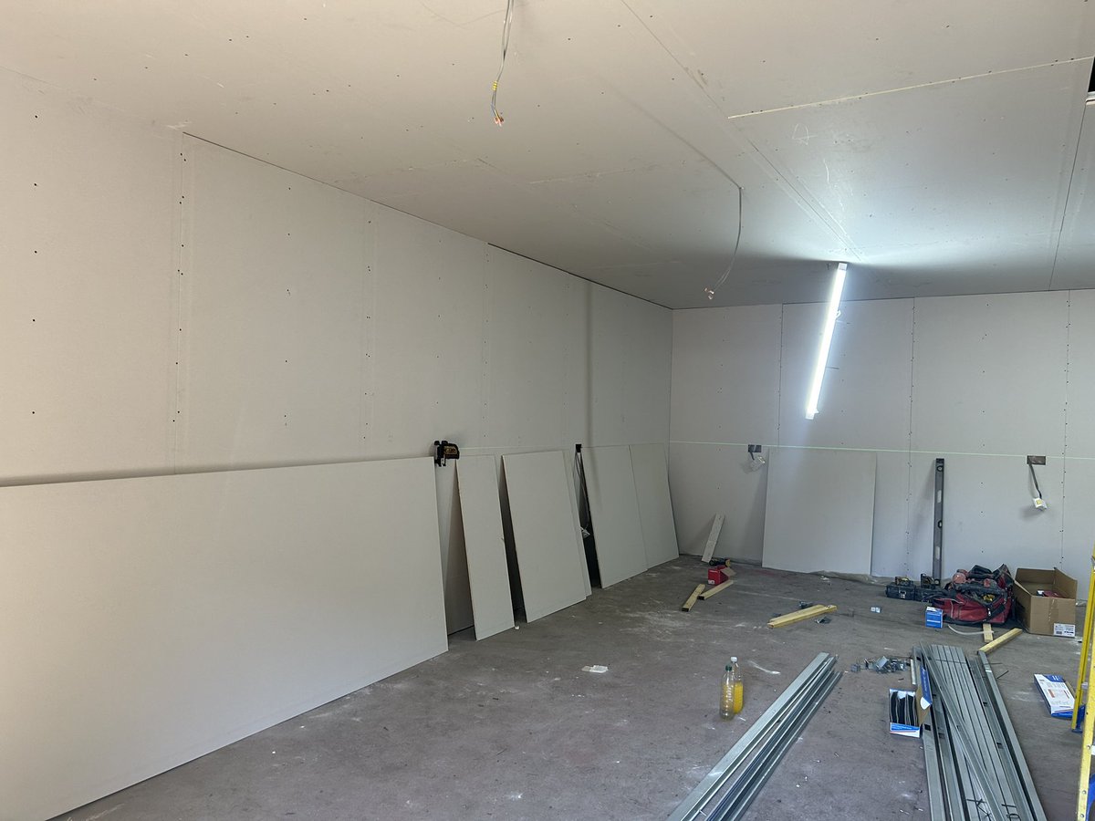 Metal framing guys and dry lining guys work at an immense speed. Well done Aaron, Dan and of course myself. 😂😂