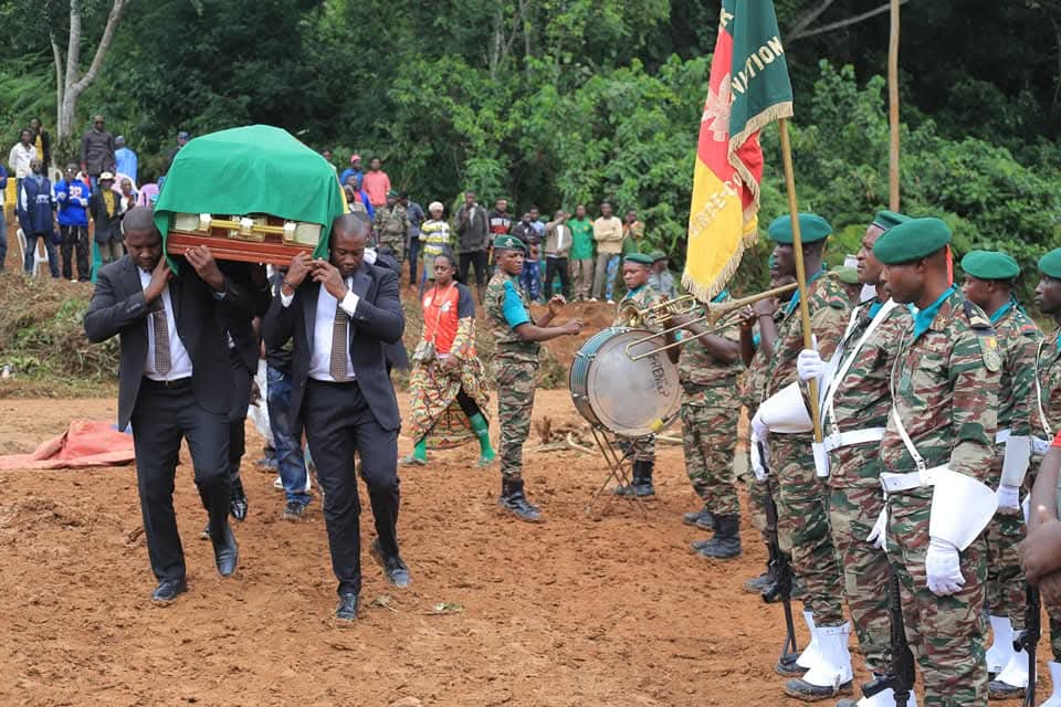 TheCameroonianZ's tweet image. Quelques images des obsèques de l'ancien capitaine des Lions Indomptables, Emmanuel Kundé.

#RIPKunde #FECAFOOT #Cameroon