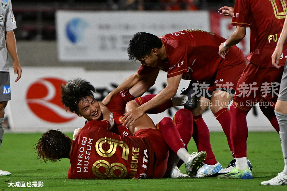 ryukyushimpo_ph's tweet image. FC琉球 後半白星発進 鳥取に1―0 J3(12日の試合)
ryukyushimpo.jp/news/sports/en…
サッカーJ3の #FC琉球 は12日、沖縄市の県総合運動公園陸上競技場でガイナーレ鳥取に1―0で勝利しました。後半、クロスをFWの #曽田一騎 選手が頭でたたき込み、上位の鳥取から勝ち点3をもぎ取りました。
