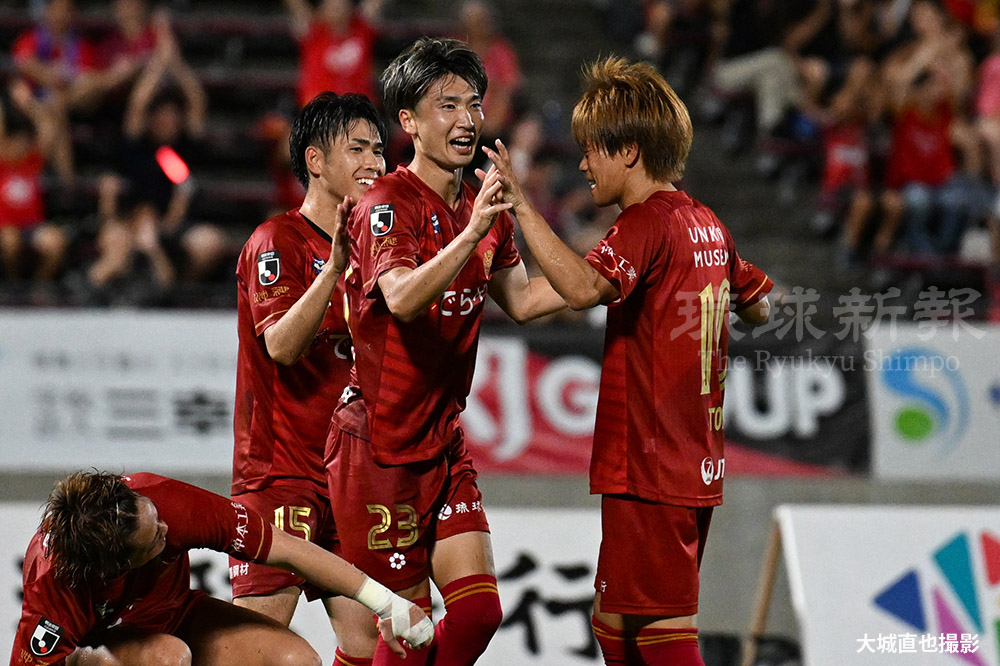 ryukyushimpo_ph's tweet image. FC琉球 後半白星発進 鳥取に1―0 J3(12日の試合)
ryukyushimpo.jp/news/sports/en…
サッカーJ3の #FC琉球 は12日、沖縄市の県総合運動公園陸上競技場でガイナーレ鳥取に1―0で勝利しました。後半、クロスをFWの #曽田一騎 選手が頭でたたき込み、上位の鳥取から勝ち点3をもぎ取りました。