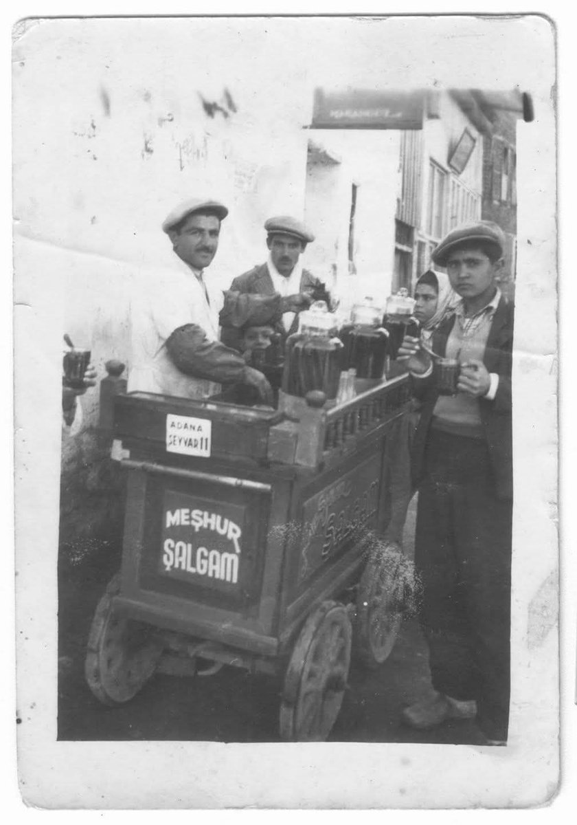 Adana'mızın en eski şalgamcılarından Ali Göde, şalgamını seyyar tablada sattığı zamanlarda.(1940'lar)