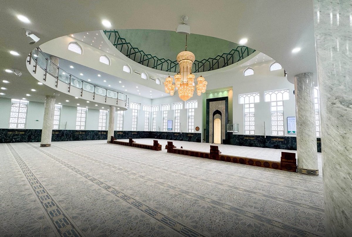 Suudi Arabistan, Saraybosna’daki Kral Fahd Camii’ni 2.100 m² yeni halıyla donatarak caminin zemin yenilemesini tamamladı. Bu adım, krallığın dünya genelinde İslam’a hizmet çabalarının bir parçası olarak gerçekleştirildi.

#الاذاعات_الدولية_السعودية
#suudiarabistan
#SaudiArabia
