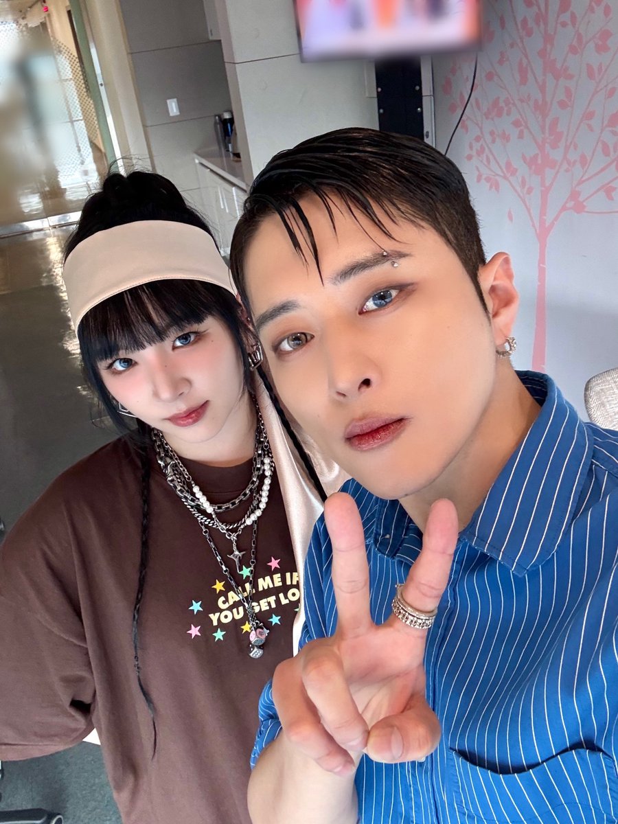 [⏰]
잠시후 7시, SBS 파워FM '박소현의 러브게임' 에 J.seph, 전지우가 출연합니다📻
HIDDEN KARD 여러분의 많은 청취 부탁드립니다!

#KARD #카드
#JSEPH #제이셉 #JIWOO #전지우
#DRIFT #Touch
#SBS파워FM #박소현의러브게임