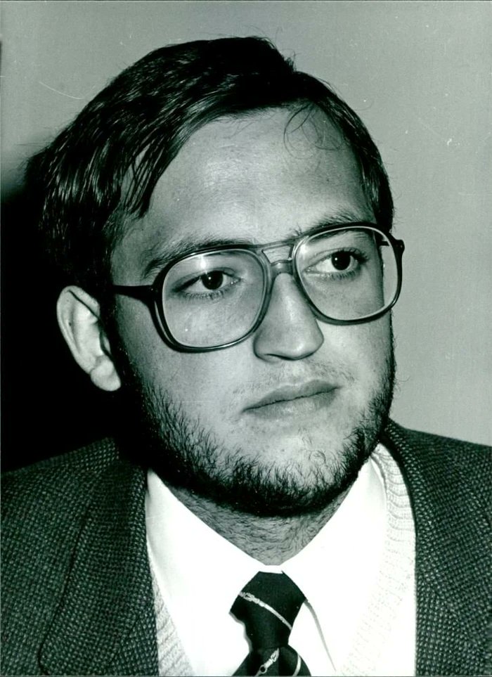 Born 65 years ago today in Jaén - Manuel Rivas Pastor. A grandmaster since 1987, he is a four-time Spanish champion (1978, 1979, 1981, 1991).
Pictured here during Hastings 1981/82.
(📷: J. Blau, Camera Press London.) #chess