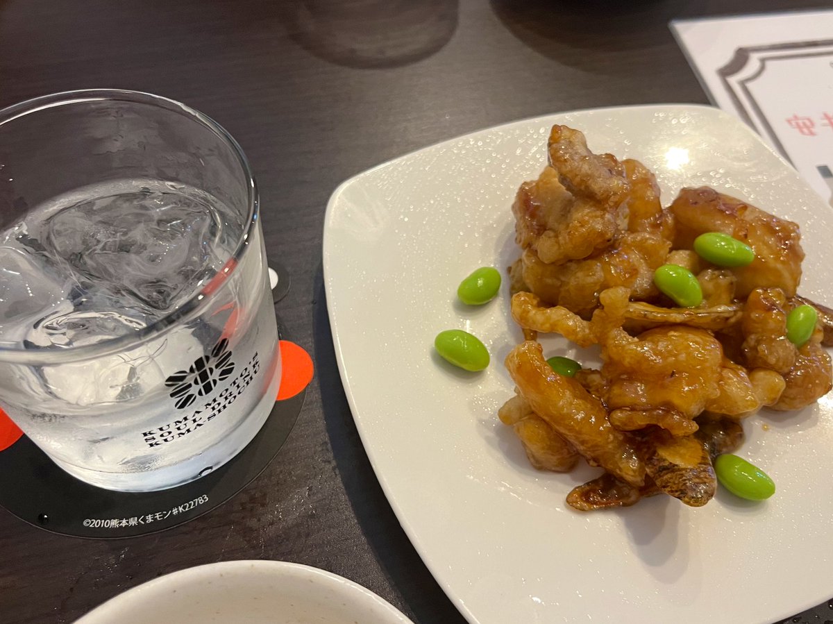 takeshi19578046's tweet image. 続いて「感じる樽神輿」のロックに
山口県の郷土料理
「チキンチキンごぼう」を喰らう🥃🍗
#球磨焼酎
#感じる樽神輿イヤ〜ん
#安井政史 
#安井政史の球磨焼酎バーin健軍夜市　
#安井チルドレン
#VARIETYCHEF
15:00～20:00
#山口県住みます芸人
#ぶるぼん
#快盗スズメ