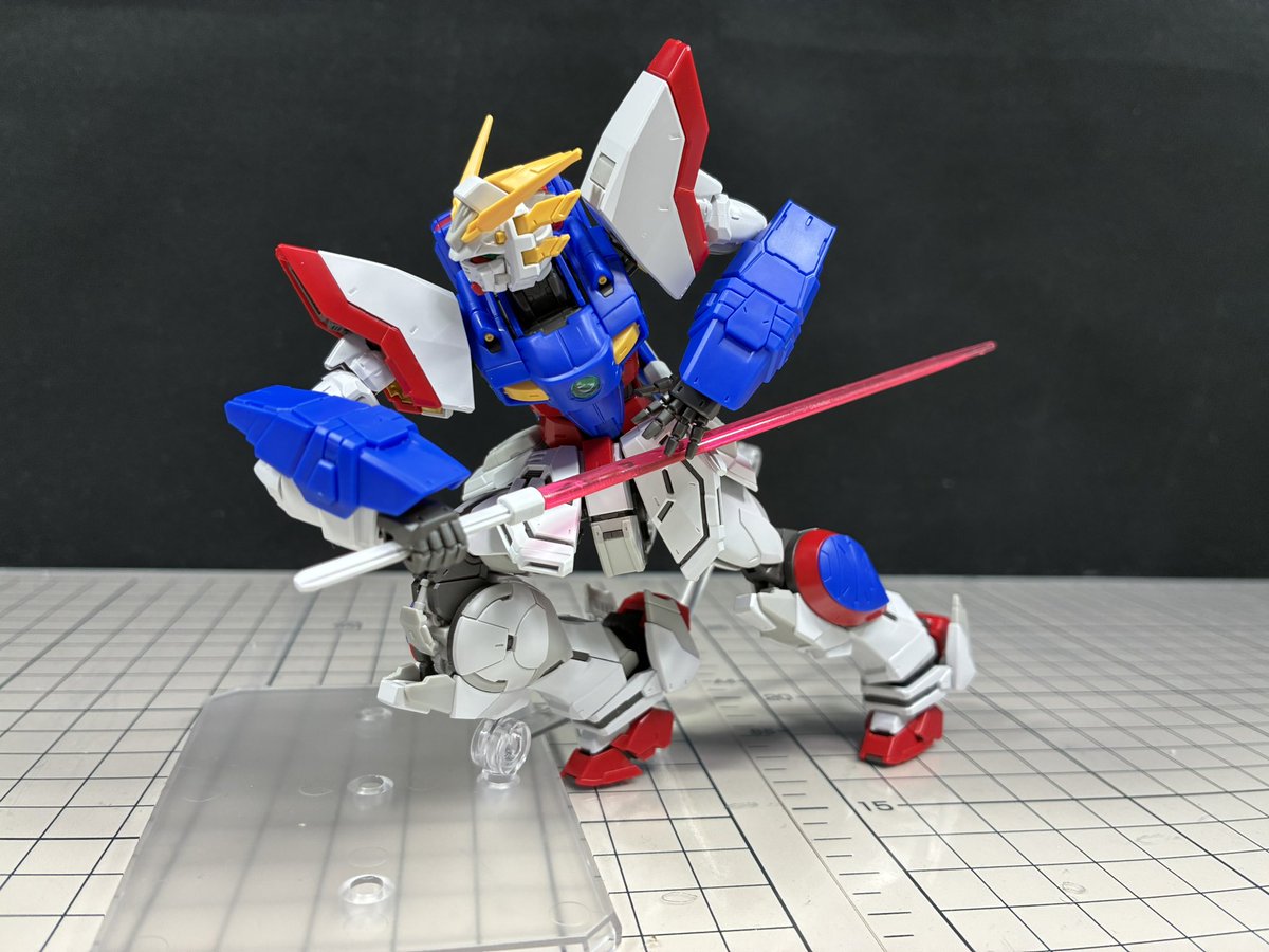 yamacloth's tweet image. RGシャイニングガンダム組んだ
最新キットなだけあって素組みだけでハイクオリティな可動と造形を両立している傑作キット
MFらしく付属品はビームソードとシャイニングフィンガーだけと少ないが、付属のハンドパーツが多く、広いポージングも難なく取れるのでプレイバリューに優れる内容