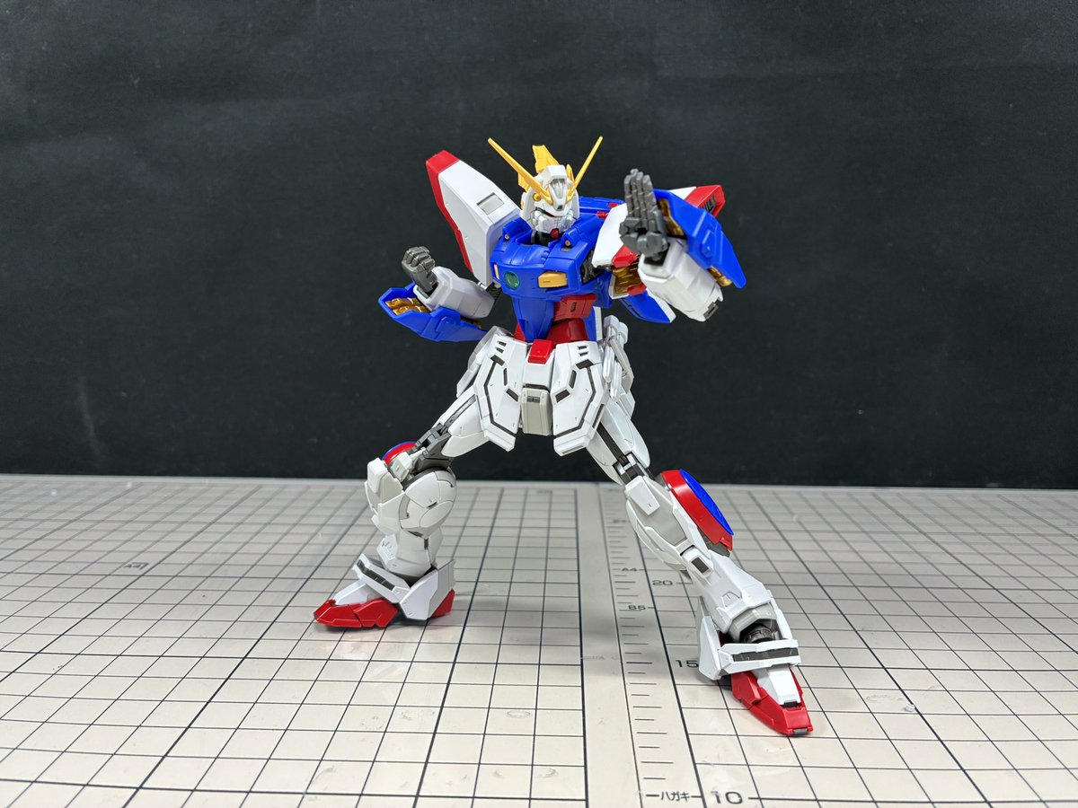 yamacloth's tweet image. RGシャイニングガンダム組んだ
最新キットなだけあって素組みだけでハイクオリティな可動と造形を両立している傑作キット
MFらしく付属品はビームソードとシャイニングフィンガーだけと少ないが、付属のハンドパーツが多く、広いポージングも難なく取れるのでプレイバリューに優れる内容