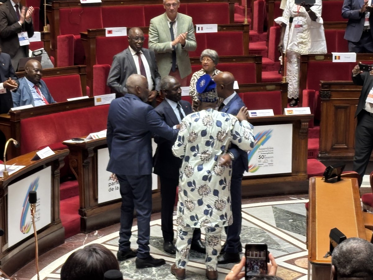 🇨🇩🇷🇼 
Lors de la 50e Session de l’APF, Vital Kamerhe, président de l’Assemblée nationale de la RDC, a tendu la main au Rwanda depuis la tribune.

Mussa Fazil Harerimana, député rwandais, lui a répondu en affirmant partager pleinement ses propos.

🤝 Une accolade fraternelle a