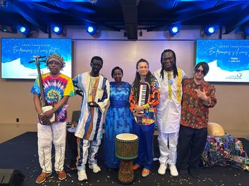 La Francophonie (@oifrancophonie) on Twitter photo Deux moments artistiques ont animé cette #SoiréeFrancophone : la danse traditionnelle cambodgienne "Robam Choun Por", une élégante danse de bénédiction, et la prestation du groupe "Africa Sunu", réunissant des musiciens du #Japon, du #Sénégal et du #Cameroun.
Ces prestations ont Deux moments artistiques ont animé cette #SoiréeFrancophone : la danse traditionnelle cambodgienne "Robam Choun Por", une élégante danse de bénédiction, et la prestation du groupe "Africa Sunu", réunissant des musiciens du #Japon, du #Sénégal et du #Cameroun.
Ces prestations ont