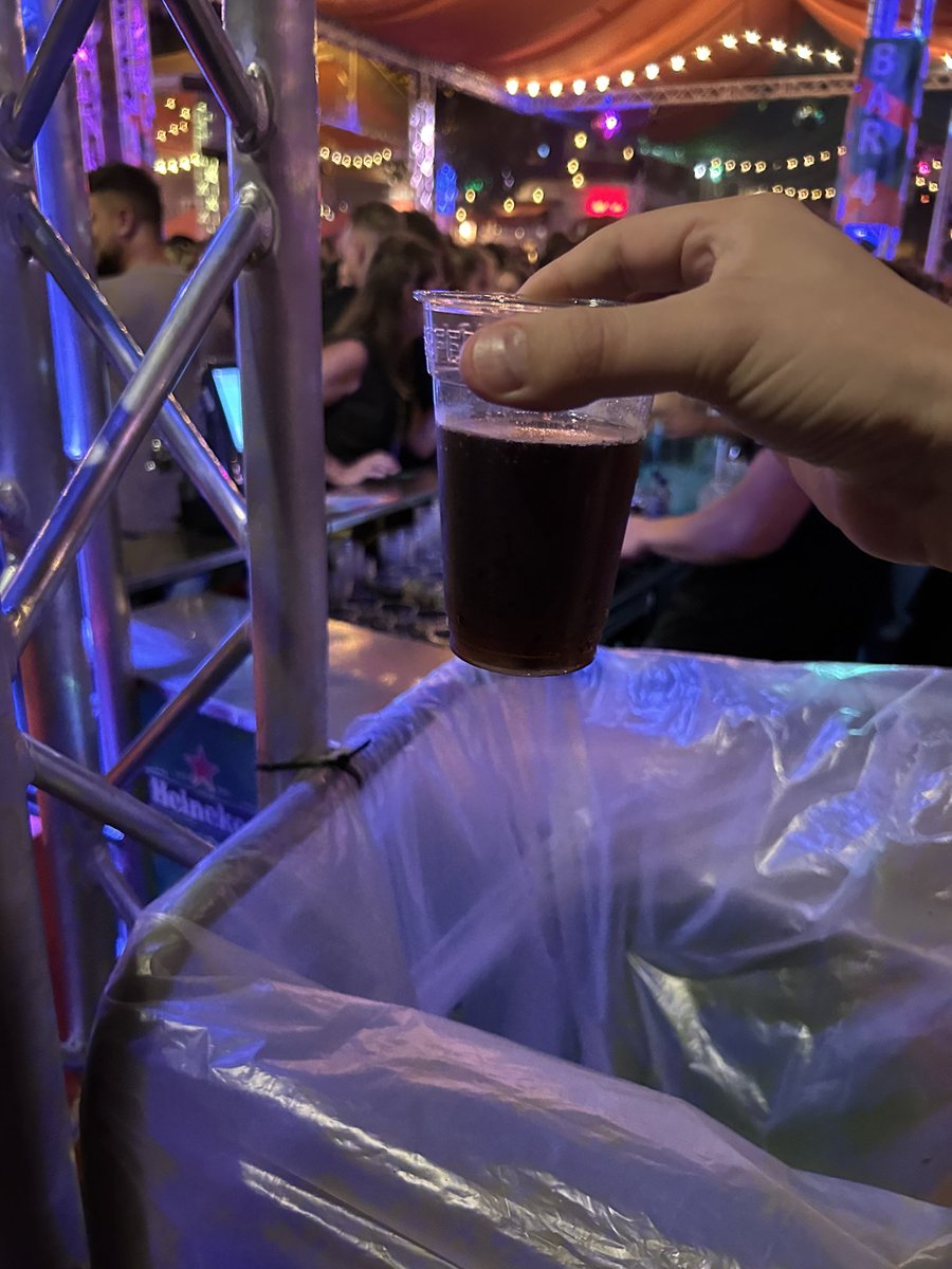 JeroenRengers's tweet image. De stad hangt vol met “je bent een held als je aan de bar besteld”. Dan doe je dat netjes en betaal je 3,70 (plus 1,00 statiegeld) voor cola. Moet er per se ijs bij (want beleid), houd je nog 0,20 cl over. En dan gek dat mensen niks bestellen. #4df #4daagsefeesten #faberplein