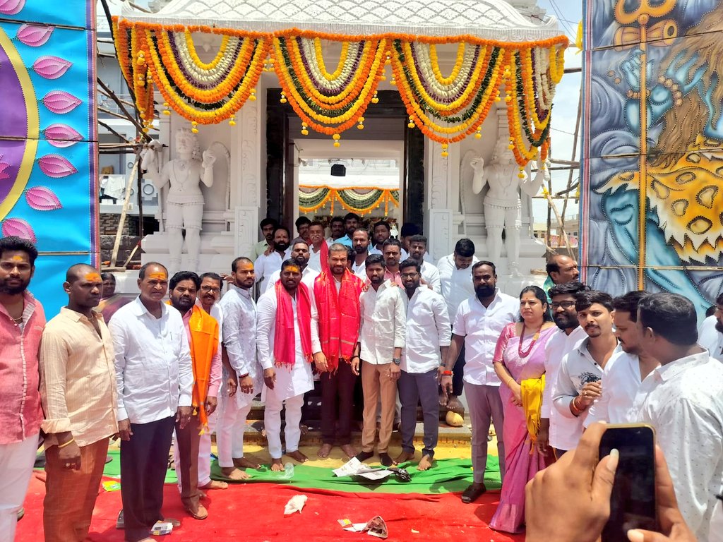 స్థిత ప్రజ్ఞుడు (@psk_pkr) on Twitter photo శంషాబాద్ మున్సిపాలిటీలో జరిగిన బోనాల ఉత్సవాల్లో పాల్గొన్న రాజేంద్రనగర్ బీఆర్ఎస్ పార్టీ ఇంచార్జి <a href="/KarthikIndrAnna/">Karthik Indra Reddy Patlolla</a> గారు శంషాబాద్ మున్సిపాలిటీలో జరిగిన బోనాల ఉత్సవాల్లో పాల్గొన్న రాజేంద్రనగర్ బీఆర్ఎస్ పార్టీ ఇంచార్జి <a href="/KarthikIndrAnna/">Karthik Indra Reddy Patlolla</a> గారు