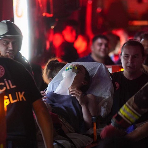 Ankara'da gece saatlerinde 26 katlı binada çıkan yangında biri bebek 3 kişi hayatını kaybetti.