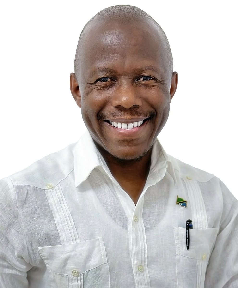 ExMayorUbungo's tweet image. Dakika za Jiooooooooooooooooooni
Kiungo hatari kabisa Balozi Humphrey Polepole anaweka kamba nyavuni na Kunyanyua Watanzania.
Watu wote wanaruka ruka na Kukumbatiana.
Wahafidhina wa Kijani wamebakia wanaduwaaaaaaaaa,hawaamini kinachotokea.