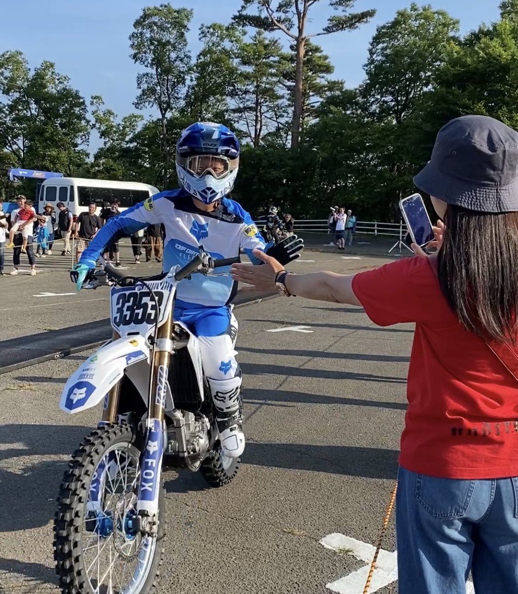 crunch_cocobad's tweet image. 今日の私のTシャツはライダーに「ヤバい」と言わせるぐらいレアなのでしたww
青空のFMXサイコー！
#fmxshowcase 
#和田ポリス