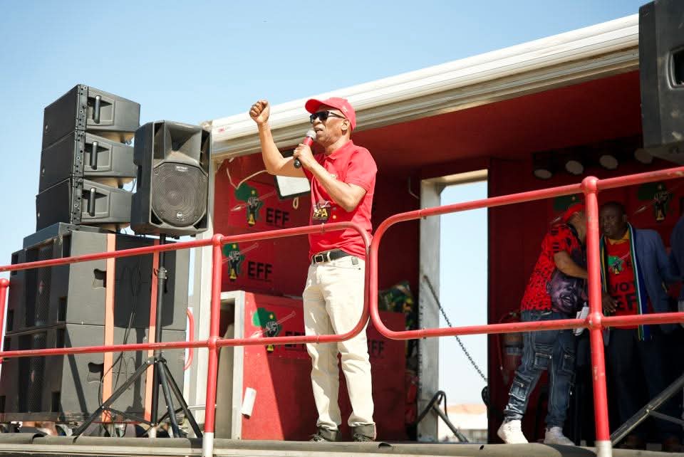 EFF_Limpopo's tweet image. ♦️In Pictures♦️
The EFF Limpopo Provincial Chairperson Commissar Lawrence Mapoulo greeting fighters at the Seshego Ward 13 Tshela Thupa Rally.
#VoteEFF