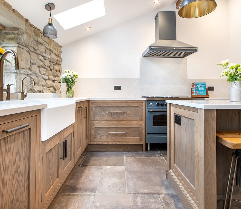 Wood oil that keeps the natural grain 💚

@markjameskitchens has created such a beautiful kitchen! 

#kitchenjoinery #kitchendesıgn