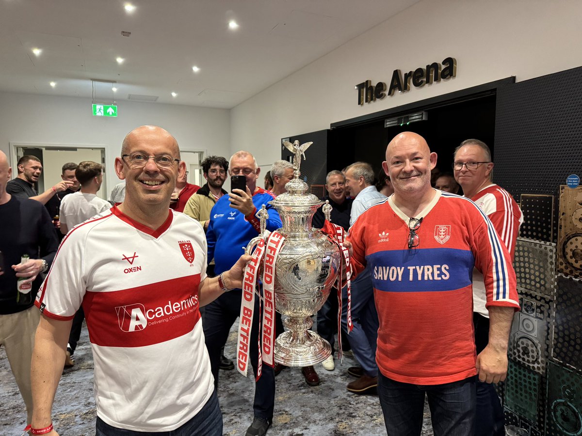 paultaylor180's tweet photo. Many happy returns of the day to Dickens Travel CEO and a very happy Robin  @SeanDickens6 https://t.co/A8JfzkCI0t