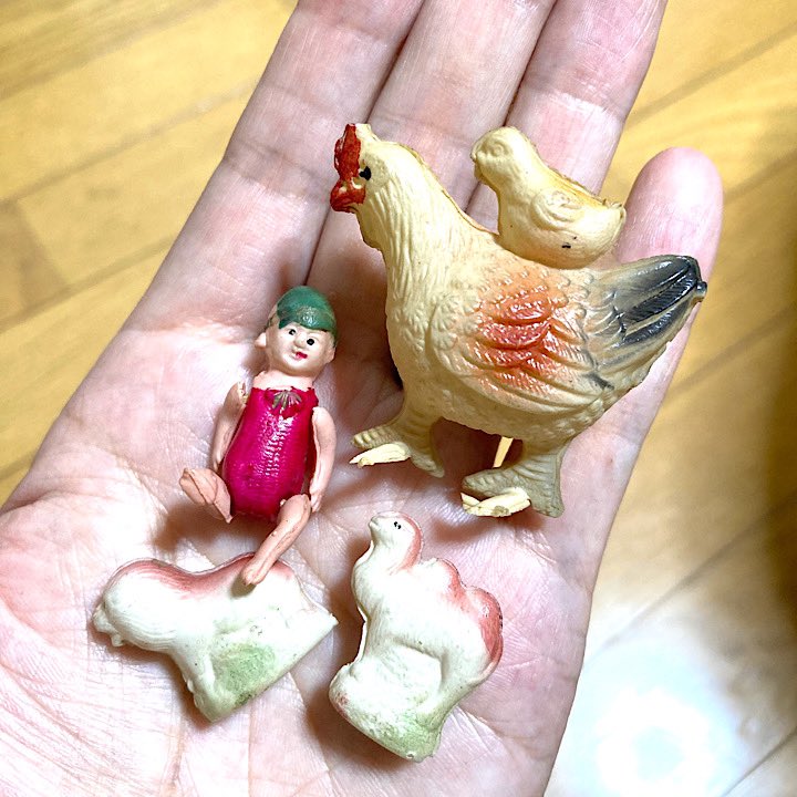 NativeToy's tweet image. 今日は、出店場所探しに二ヶ所の蚤の市に行きました。昔のグリコやセルロイドの玩具を見つけて遂買ってしまった。
可愛い過ぎる！