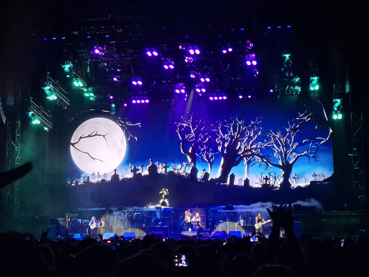 nmro50dp's tweet photo. @IronMaiden #Madrid #España grandes #ironmaiden #musica #live en #familia @Metropolitano https://t.co/pvq36Yu5Ub
