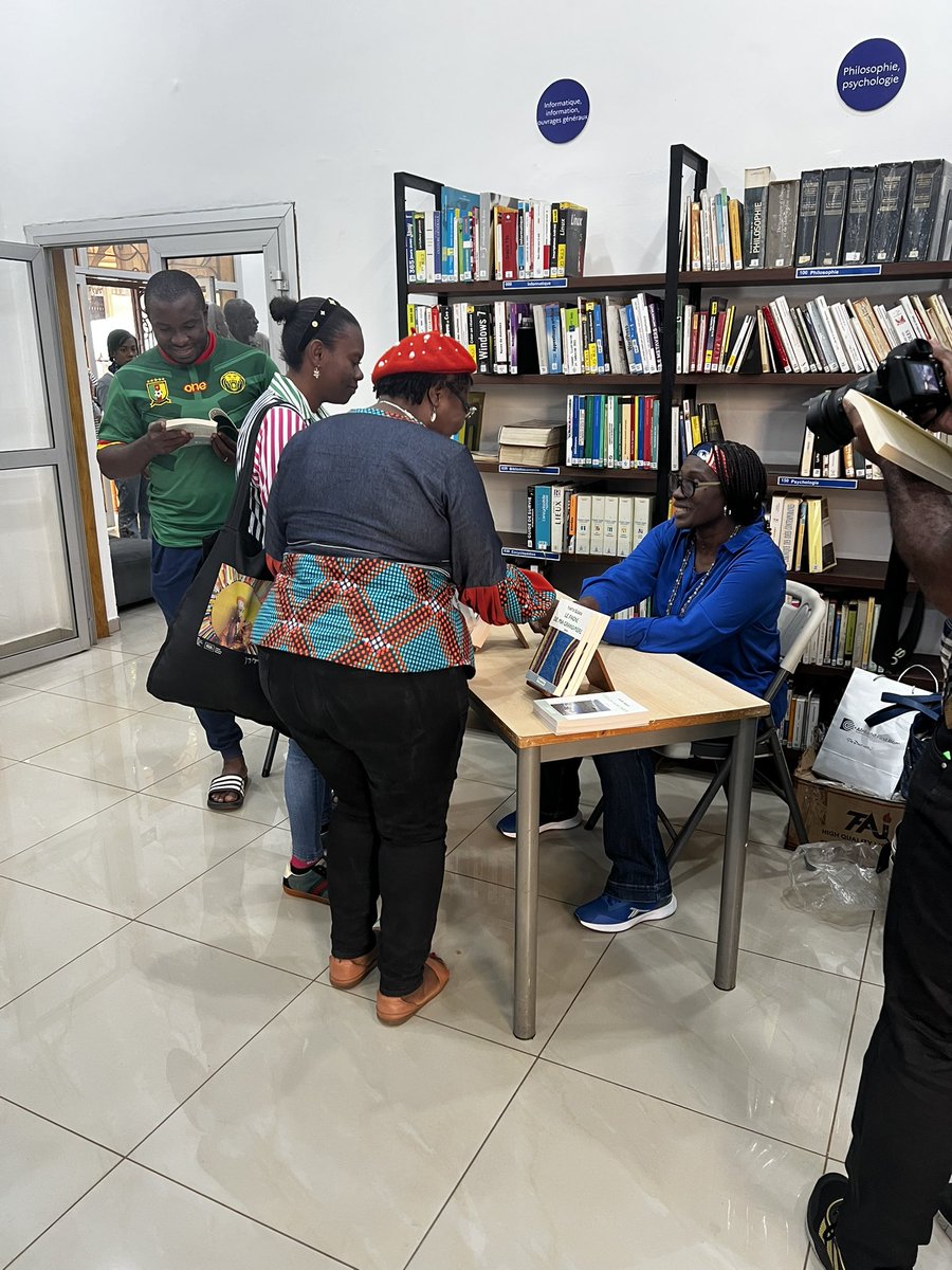 CafeDesMots's tweet photo. 📚 Retour sur la rencontre littéraire à l’@IFCameroun Yaoundé ce 12 juillet. Un bel échange autour des œuvres de Yvette Balana : Le pagne de ma grand-mère &amp; Ceux qui sont partis. Merci à tou·te·s pour ce moment riche en mots et en émotions ! 🙏 #CafeDesMots https://t.co/KvBiWXxD2v