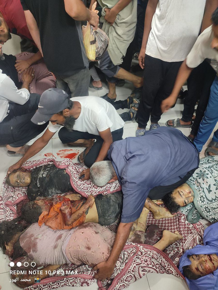 Sanash1991's tweet image. قصة الصباح، في رُكنٍ من أركان المخيم المنكوب،استيقظ الصغار على صوت العطش، حملوا عبواتٍ فارغة، توجهوا صوب محطة المياه، ضحكوا، ملؤوا ما استطاعوا، لكنّ القدر كان أسرع من ضحكاتهم .صـ.ـاروخ غادر باغتهم، فتناثرت الأشلاء، وسكنت الضحكات
ورحلوا جميعًا، تاركين خلفهم عبوات لم تُملأ 💔💔💔