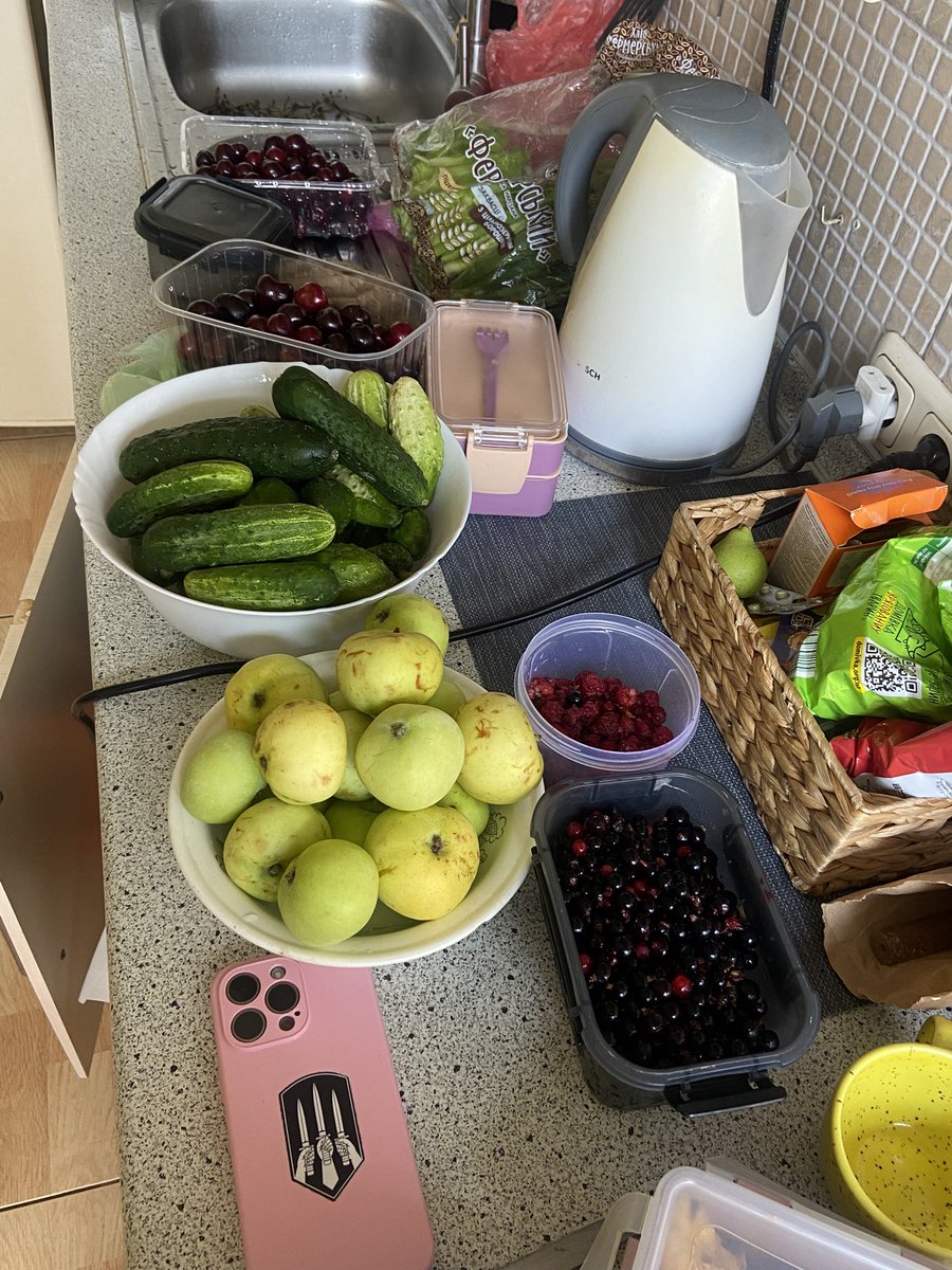 Я так люблю нашу київську рутину. 

Піти в неділю на ярмарок, а потім розмірено розкладати всі овочі, фрукти і ягоди