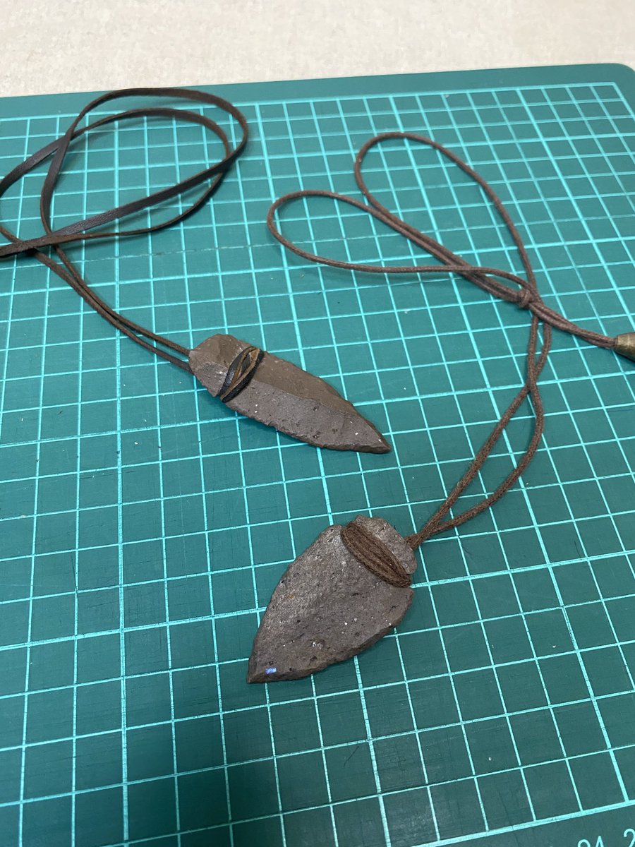 RyukyuRider's tweet image. ホントは黒曜石が有名だけど、
名もなき石で鏃のネックレス作ってみた

#鏃ネックレス #矢じり #革紐
#ハンドメイド #アクセサリー #アシタカ
#黒曜石 #石器