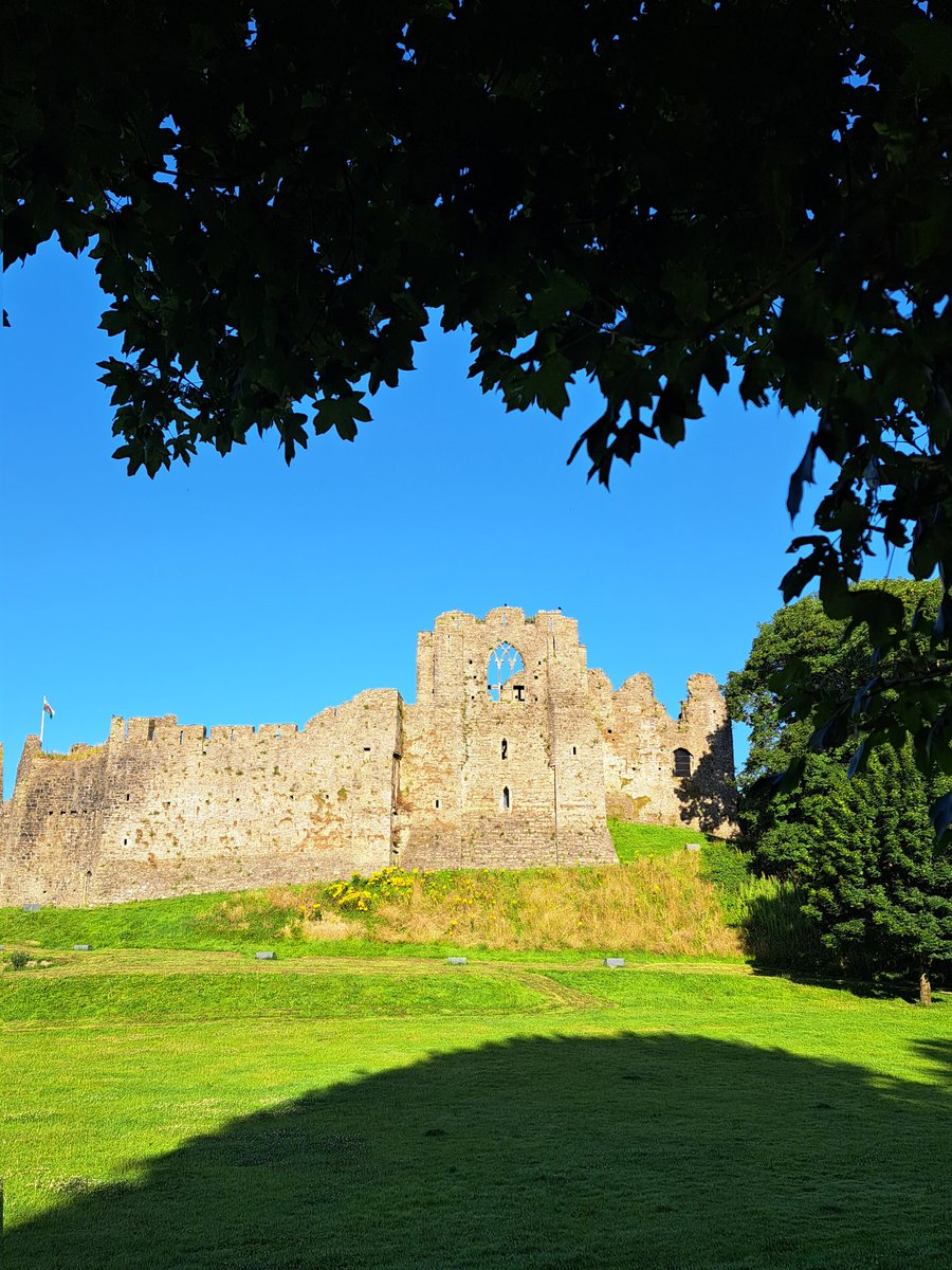 AuthorTracyRees's tweet image. Early morning castle. Trying to beat the heat these days so short walks at 7am, sticking to the shade. Then back and trying to get a little writing done before my brain melts at noon #walking #writing #books #heatwave #summer #historicalfiction #thebrightwatersisters