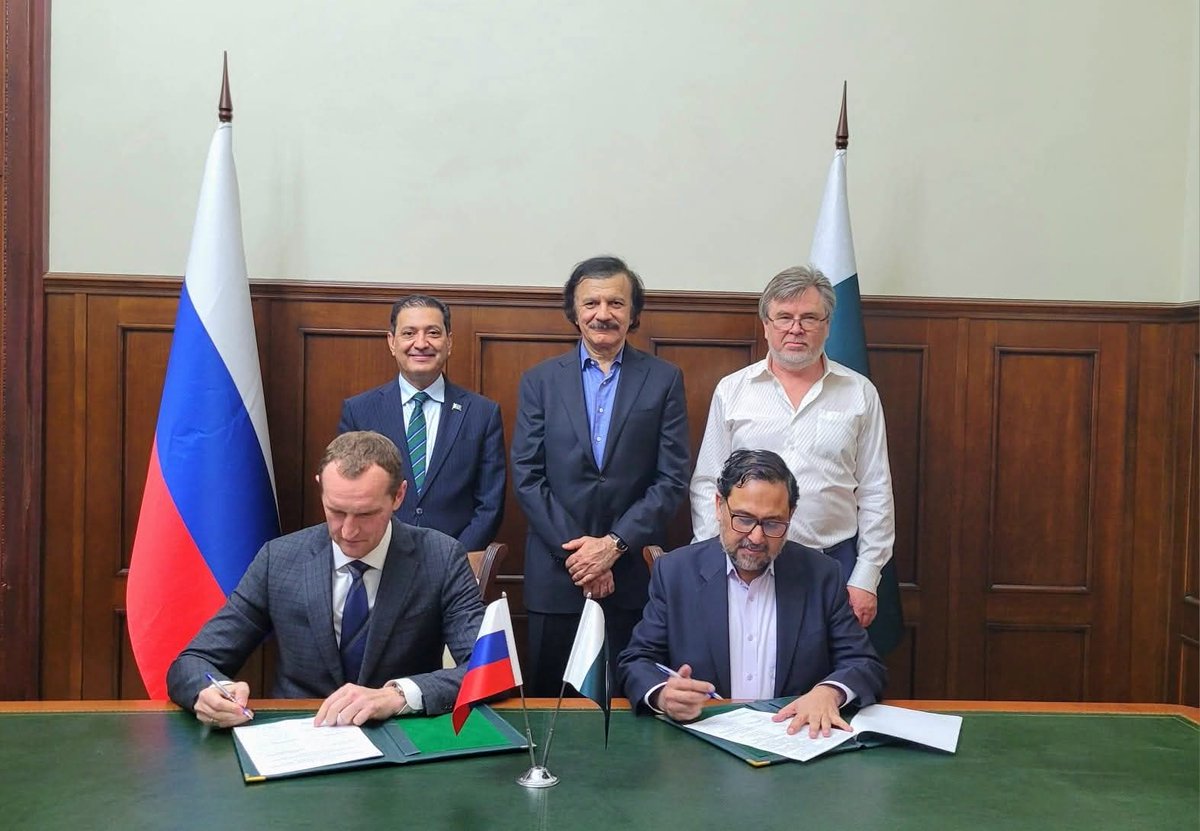 sohailahmedsa's tweet photo. Vadim Velichko, general director of Industrial Engineering LLC, and Saif Anjum, secretary of industries and production, sign a protocol to restore and modernise Pakistan Steel Mills.—APP.
#PakSteel #PakSteelMill https://t.co/EklksY9DTV