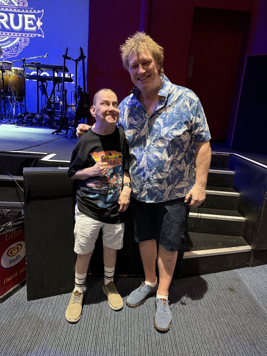 LAST NIGHT I WHENT TO THE NOTTINGHAM ARTS THEATRE TO SEE 80s PARTY NIGHT THE SHOW WAS VERY GOOD 👍👍👏👏🎸🥁🎸🎤🎤🎵🎶🎵🎶🍺🍺