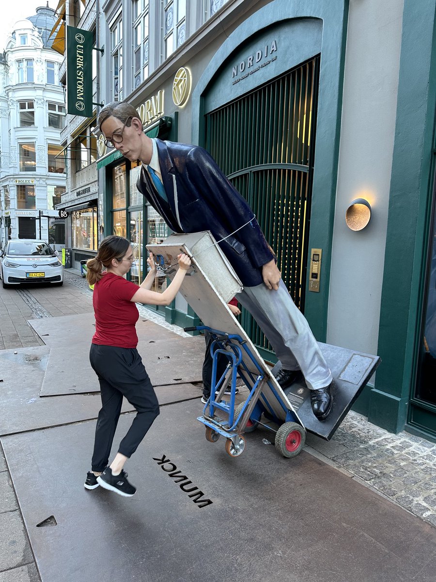 RichardBanham01's tweet photo. Putting the world's tallest man to bed  #copenhagen https://t.co/YnL8NOIVc3