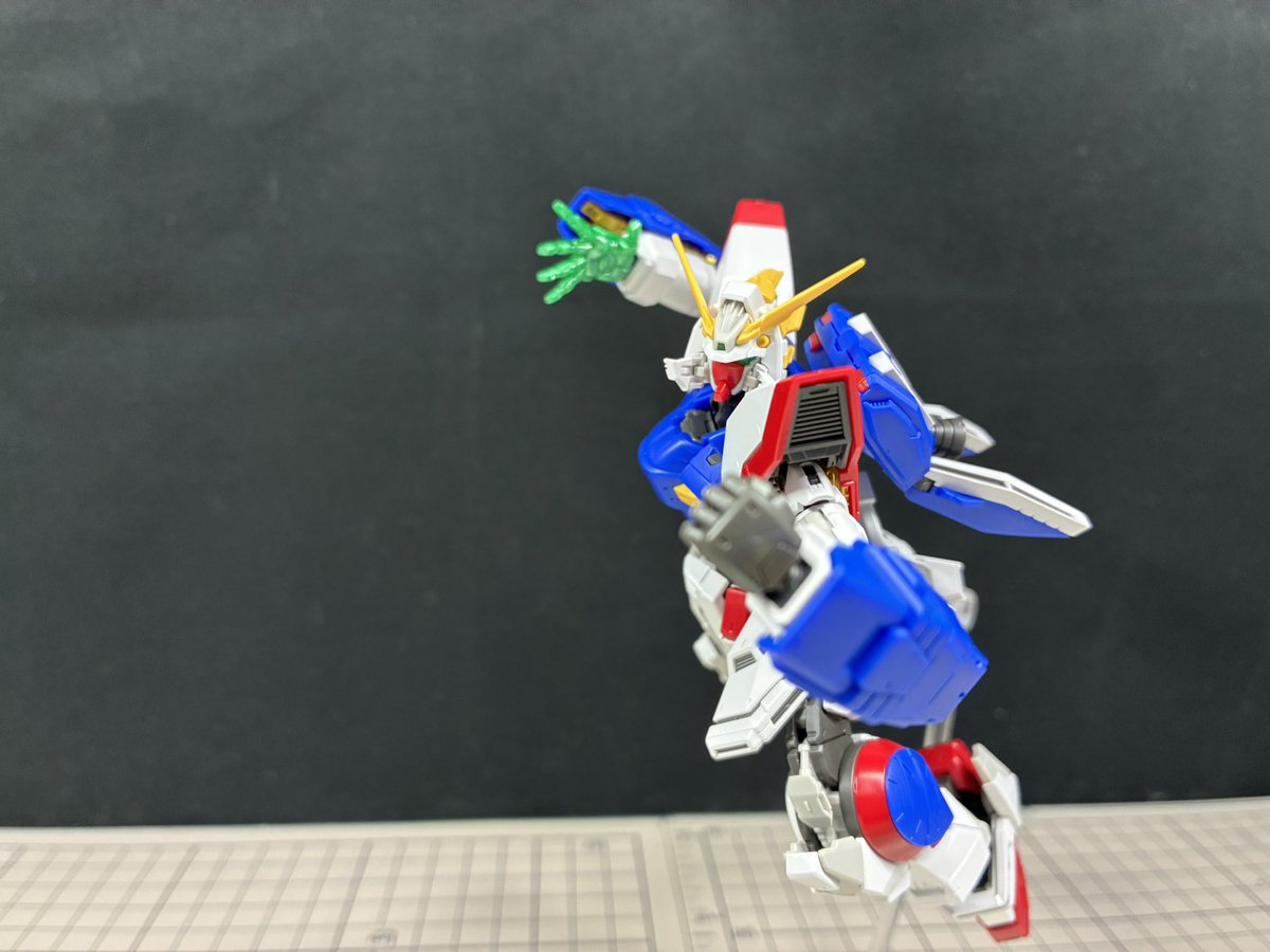 yamacloth's tweet image. シャイニングフィンガーは右手のみ付属
RGらしく広い可動と合わせる事でスムーズなポージングが可能になっている
フェイスオープンも差し替え無しで再現している為、本編と微妙な差異こそあるもののRGのディテールと合わせる事で違和感をアレンジに落とし込んで自然な形に納めているのが素晴らしい