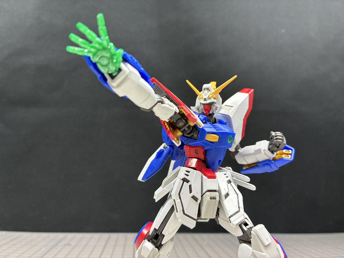 yamacloth's tweet image. シャイニングフィンガーは右手のみ付属
RGらしく広い可動と合わせる事でスムーズなポージングが可能になっている
フェイスオープンも差し替え無しで再現している為、本編と微妙な差異こそあるもののRGのディテールと合わせる事で違和感をアレンジに落とし込んで自然な形に納めているのが素晴らしい