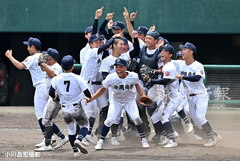 ryukyushimpo_ph's tweet image. #沖尚 が春夏連続の甲子園へ 全国一番乗り エナジックに9-1 高校野球沖縄大会
ryukyushimpo.jp/news/entry-443…
全国 #高校野球 選手権沖縄大会は13日、那覇市で決勝を行い、#沖縄尚学 が #エナジック を9ー1で下し、2年ぶり12度目の優勝です。春のセンバツに続く2季連続の #甲子園 で、夏は11度目。