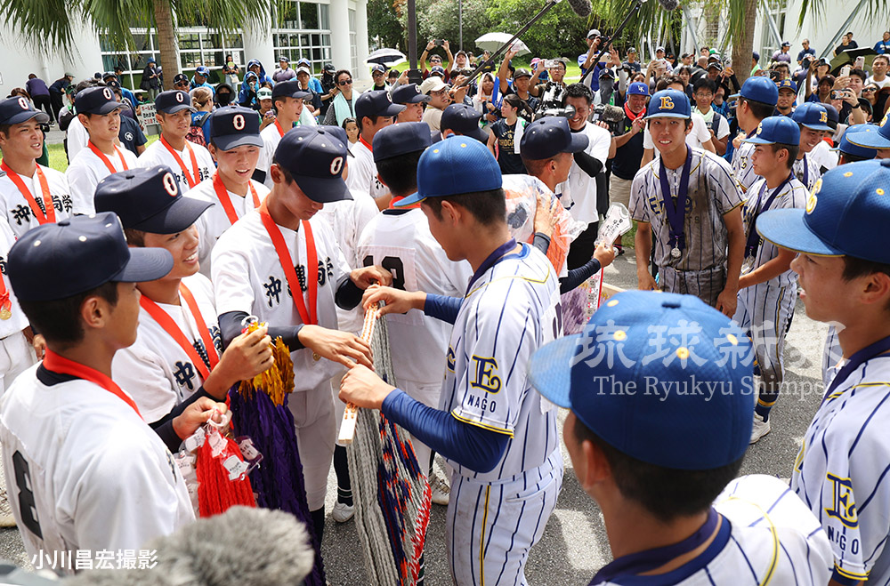 ryukyushimpo_ph's tweet image. #沖尚 が春夏連続の甲子園へ 全国一番乗り エナジックに9-1 高校野球沖縄大会
ryukyushimpo.jp/news/entry-443…
全国 #高校野球 選手権沖縄大会は13日、那覇市で決勝を行い、#沖縄尚学 が #エナジック を9ー1で下し、2年ぶり12度目の優勝です。春のセンバツに続く2季連続の #甲子園 で、夏は11度目。