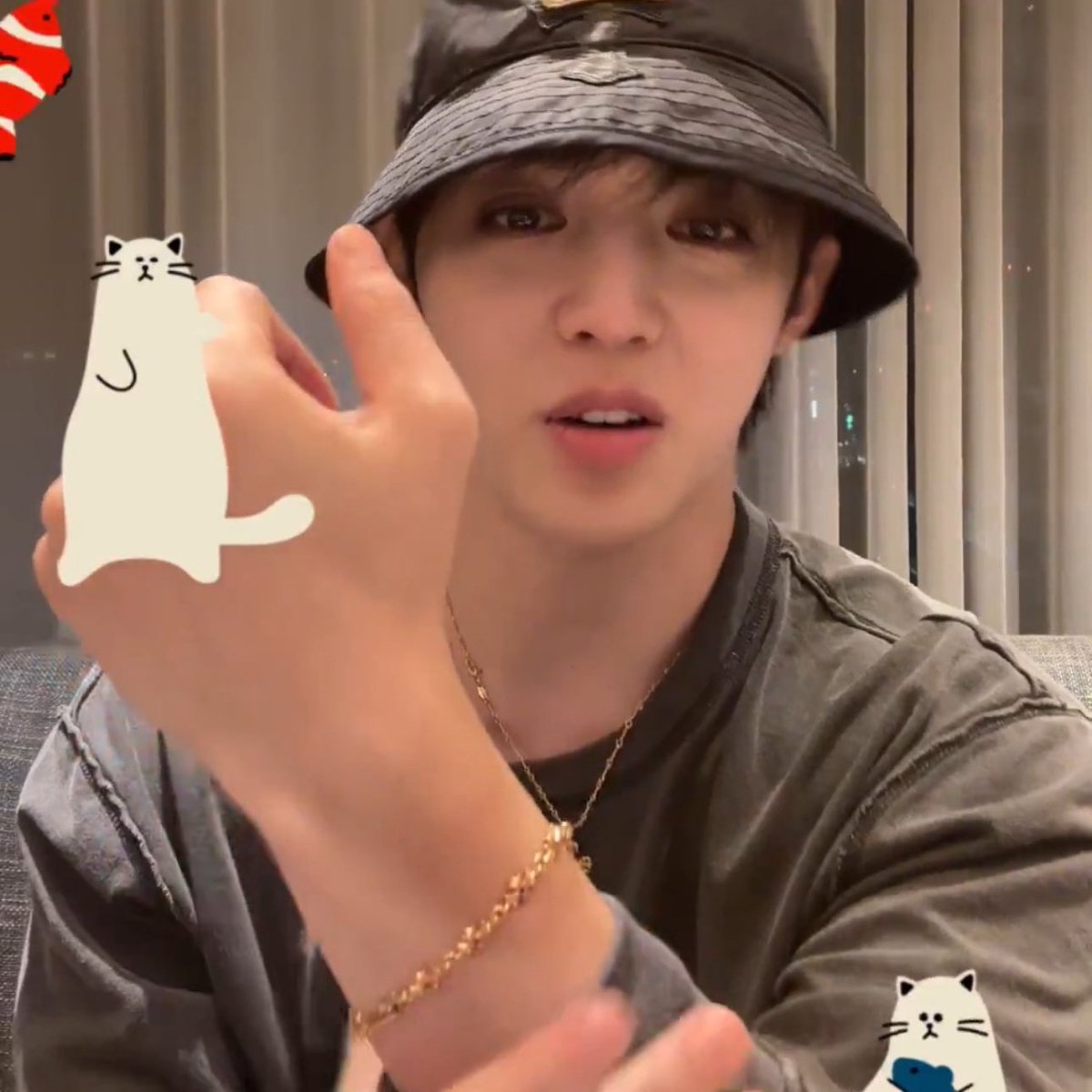 ah the matching bracelets.