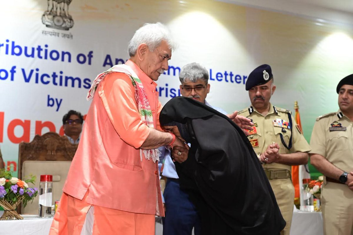 ZubairChowdhary's tweet image. Today, LG Manoj Sinha won the hearts of the common people by delivering justice to the families of terror victims.
These pictures speak louder than words a testament to his dedication.
Every step he has taken in the past four years is truly commendable. 💔🙏
#JusticeForVictims…